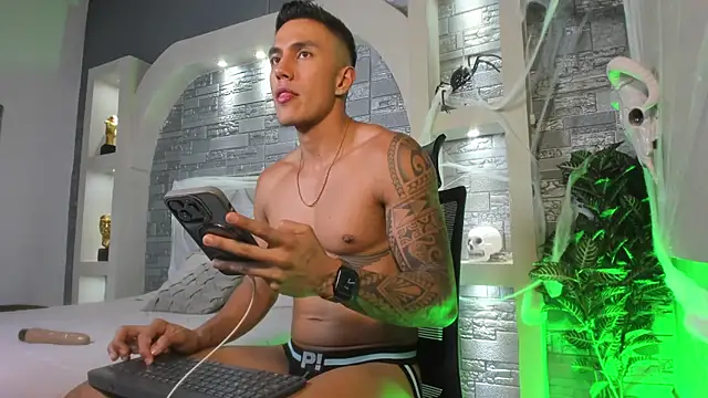 Snapshot of Aron_Bolt chatting on 10/25/25, 11:43 Aron Bolt online show from 10/25/25, 11:43