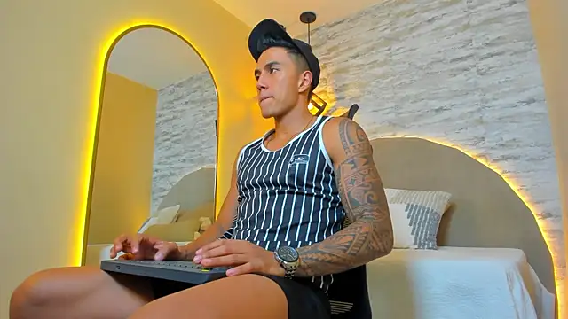 Snapshot of Aron_Bolt chatting on 11/17/25, 11:54 Aron Bolt online show from 11/17/25, 11:54