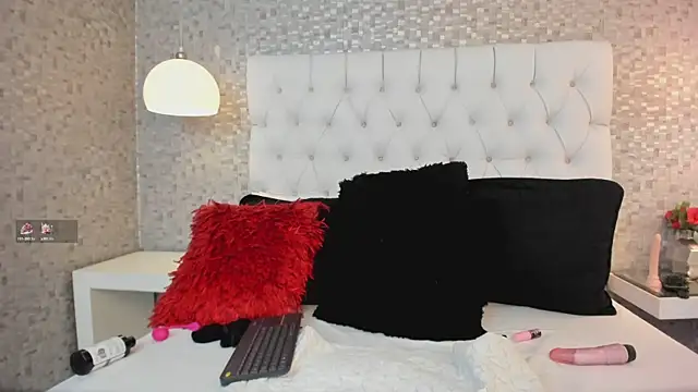 Snapshot of HazelMoret chatting on 12/27/24, 12:45 HazelMoret online show from 12/27/24, 12:45