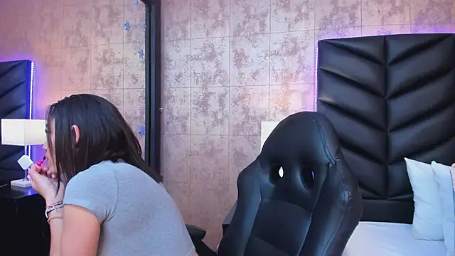 Snapshot of HazelMoret chatting on 12/28/24, 11:16 HazelMoret online show from 12/28/24, 11:16