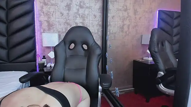 Snapshot of HazelMoret chatting on 01/15/25, 05:26 HazelMoret online show from 01/15/25, 05:26