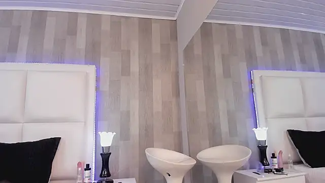 Snapshot of HazelMoret chatting on 02/12/25, 02:54 HazelMoret online show from 02/12/25, 02:54