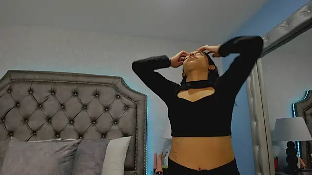 Snapshot of HazelMoret chatting on 09/11/25, 11:43 HazelMoret online show from 09/11/25, 11:43