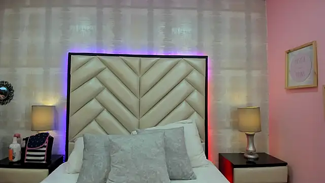 Snapshot of HazelMoret chatting on 09/13/25, 11:21 HazelMoret online show from 09/13/25, 11:21