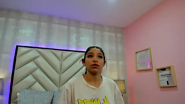 Snapshot of HazelMoret chatting on 09/16/25, 11:33 HazelMoret online show from 09/16/25, 11:33