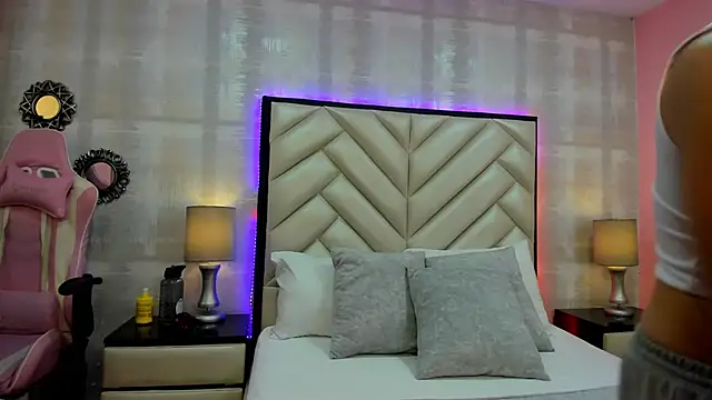 Snapshot of HazelMoret chatting on 09/17/25, 11:34 HazelMoret online show from 09/17/25, 11:34