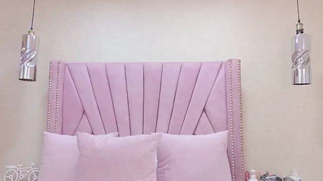 Snapshot of HazelMoret chatting on 09/23/25, 11:46 HazelMoret online show from 09/23/25, 11:46