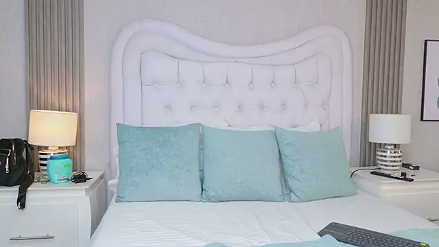 Snapshot of HazelMoret chatting on 02/21/26, 03:18 HazelMoret online show from 02/21/26, 03:18