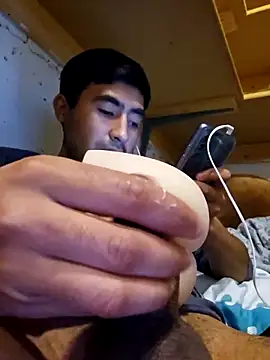 Snapshot of Axeltu77 chatting on 04/22/26, 10:33 Axeltu77 online show from 04/22/26, 10:33