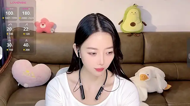 Snapshot of Yilin1999 chatting on 12/29/24, 11:40 Yilin1999 online show from 12/29/24, 11:40