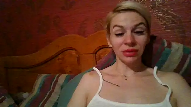 Snapshot of BlondyDiamond chatting on 12/12/24, 08:10 BlondyDiamond online show from 12/12/24, 08:10