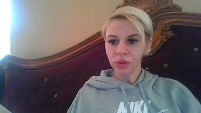 Snapshot of BlondyDiamond chatting on 12/13/24, 09:46 BlondyDiamond online show from 12/13/24, 09:46