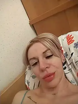 Snapshot of BlondyDiamond chatting on 12/29/24, 10:47 BlondyDiamond online show from 12/29/24, 10:47