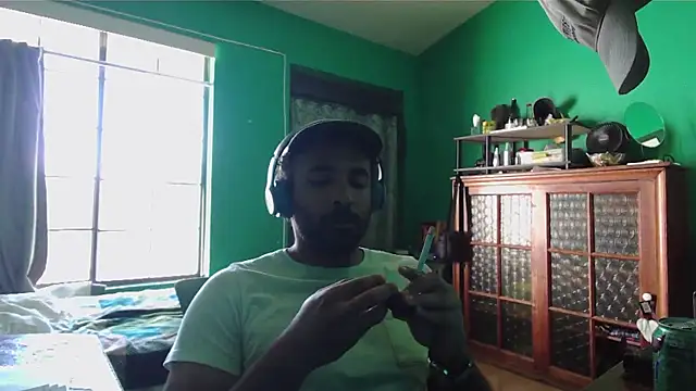 Snapshot of _______the chatting on 04/14/26, 10:49 the online show from 04/14/26, 10:49