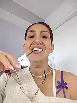 Snapshot of Perla_Franco chatting on 10/16/25, 09:27 Perla Franco online show from 10/16/25, 09:27