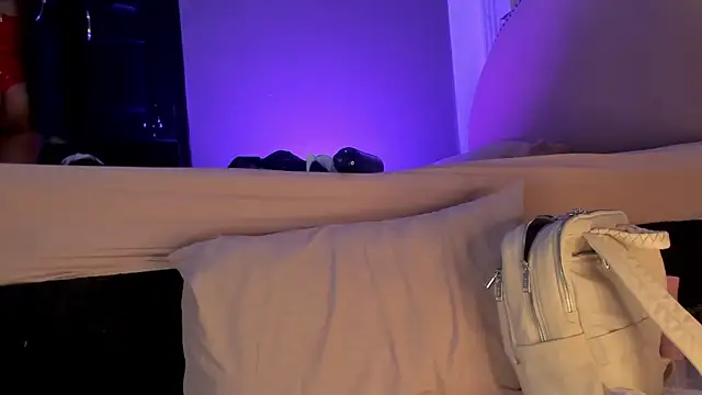 Heicy    online show from 10/17/25, 08:11