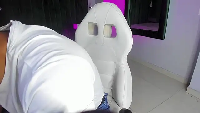 Snapshot of Lucii_fer_ chatting on 10/22/25, 11:43 Lucii fer  online show from 10/22/25, 11:43