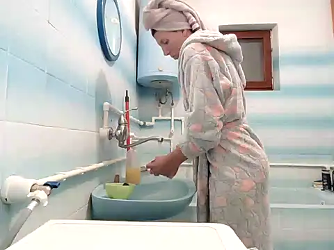 Snapshot of beaverwoman chatting on 12/19/24, 03:41 beaverwoman online show from 12/19/24, 03:41