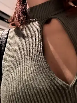 Snapshot of beaverwoman chatting on 12/22/24, 02:06 beaverwoman online show from 12/22/24, 02:06