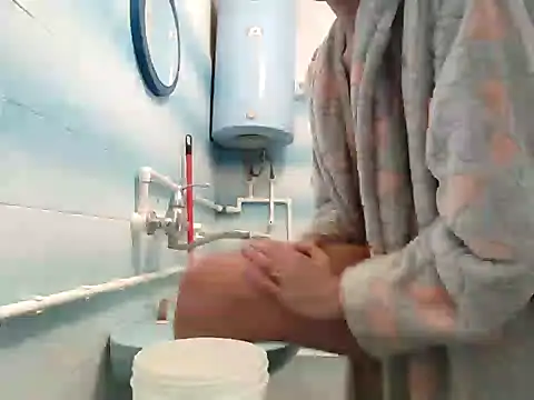 Snapshot of beaverwoman chatting on 01/04/25, 08:27 beaverwoman online show from 01/04/25, 08:27