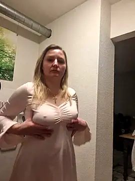 Snapshot of CoupleKitty chatting on 11/06/25, 06:09 CoupleKitty online show from 11/06/25, 06:09