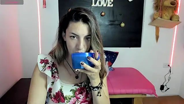 Snapshot of queen-natty chatting on 12/24/24, 04:22 queen-natty online show from 12/24/24, 04:22