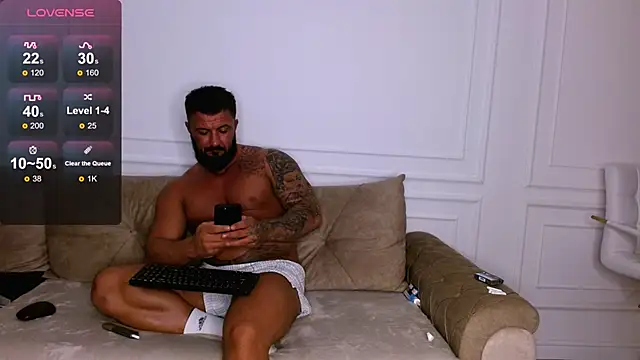 Snapshot of UrsuKing chatting on 12/28/24, 11:26 UrsuKing online show from 12/28/24, 11:26