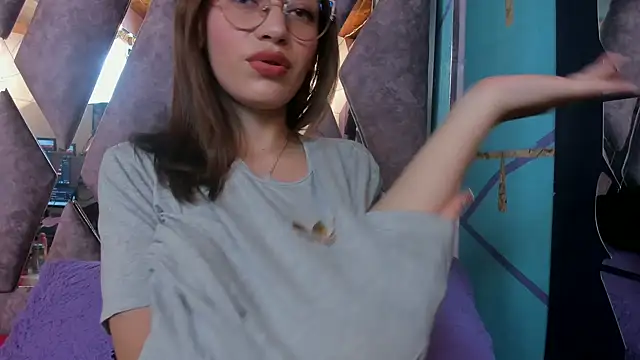 Snapshot of LARICSABLUE chatting on 02/08/25, 04:25 LARICSABLUE online show from 02/08/25, 04:25