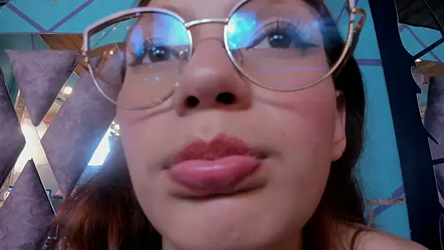 Snapshot of LARICSABLUE chatting on 02/25/25, 05:41 LARICSABLUE online show from 02/25/25, 05:41