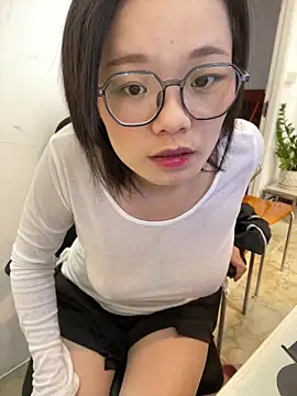 Snapshot of Bella0815 chatting on 03/17/25, 06:40 Bella0815 online show from 03/17/25, 06:40