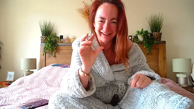 Snapshot of LouiseTswing chatting on 03/24/26, 10:53 LouiseTswing online show from 03/24/26, 10:53