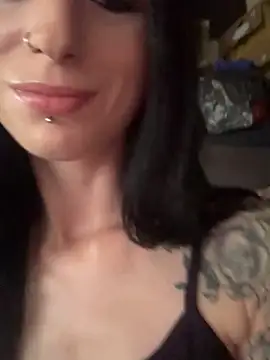 Snapshot of MissMidnightUK chatting on 09/11/25, 01:44 MissMidnightUK online show from 09/11/25, 01:44