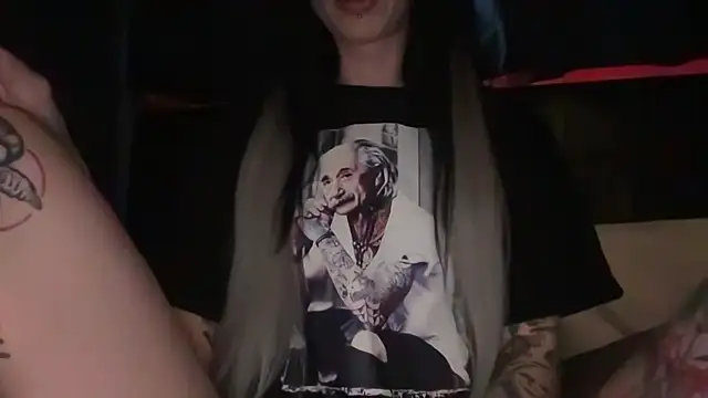 Snapshot of MissMidnightUK chatting on 01/13/26, 04:12 MissMidnightUK online show from 01/13/26, 04:12