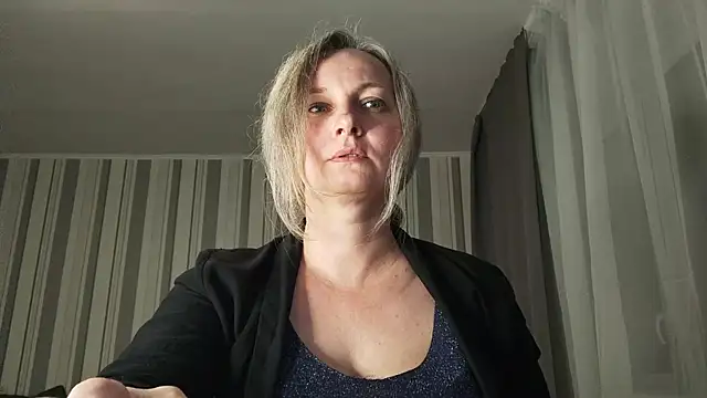 Snapshot of EdithManning chatting on 03/13/26, 06:14 EdithManning online show from 03/13/26, 06:14