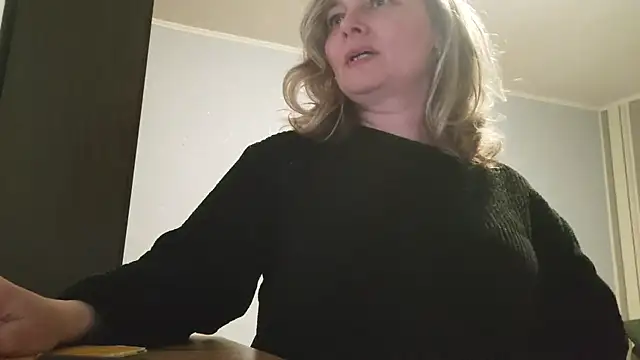 Snapshot of EdithManning chatting on 04/26/26, 06:38 EdithManning online show from 04/26/26, 06:38