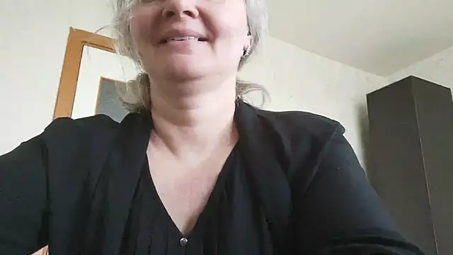 Snapshot of EdithManning chatting on 05/16/26, 10:36 EdithManning online show from 05/16/26, 10:36