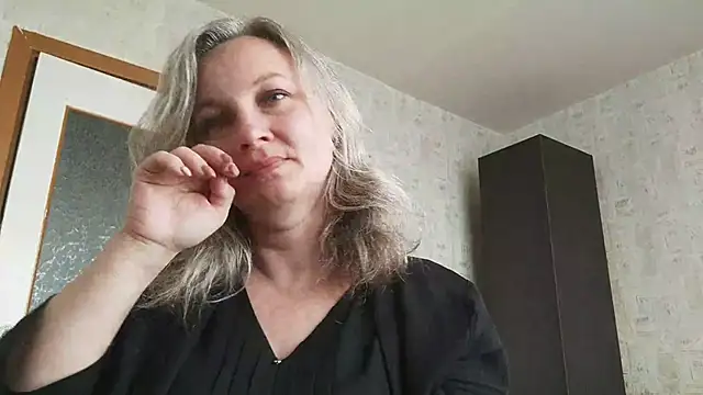 Snapshot of EdithManning chatting on 05/17/26, 05:27 EdithManning online show from 05/17/26, 05:27