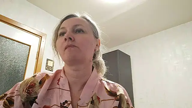 Snapshot of EdithManning chatting on 06/15/26, 06:43 EdithManning online show from 06/15/26, 06:43