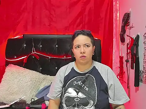 katieeandsharonn online show from 11/19/25, 01:33