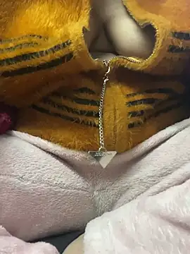 Snapshot of Hot-Anuska chatting on 01/17/25, 11:27 Hot-Anuska online show from 01/17/25, 11:27