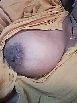 Snapshot of Hot-Anuska chatting on 03/06/25, 10:20 Hot-Anuska online show from 03/06/25, 10:20