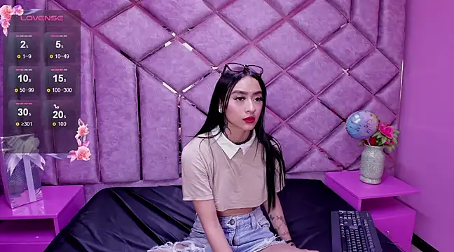 Miaa Thopmson online show from 12/22/24, 02:27