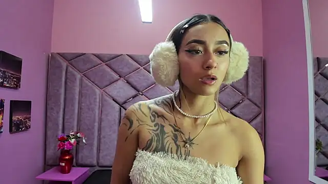 Miaa Thopmson online show from 10/03/25, 09:45