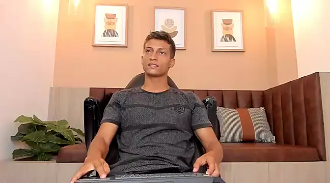 Snapshot of wolf_james123 chatting on 02/14/25, 02:23 wolf james123 online show from 02/14/25, 02:23