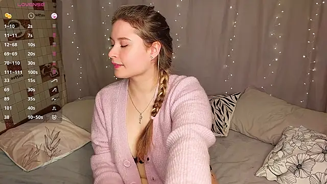 Snapshot of sophie__lee chatting on 10/13/25, 03:45 sophie  lee online show from 10/13/25, 03:45