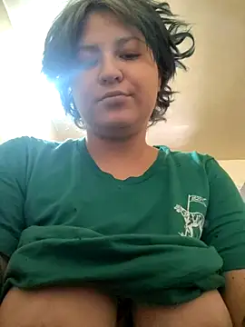 Snapshot of iDogrose21 chatting on 11/07/25, 04:40 iDogrose21 online show from 11/07/25, 04:40