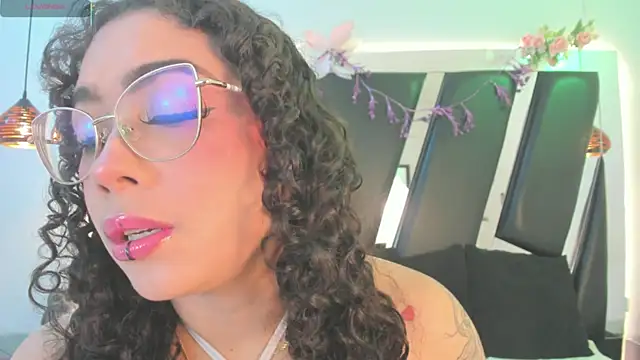 Snapshot of antonelllepiercee chatting on 07/17/26, 01:51 antonelllepiercee online show from 07/17/26, 01:51