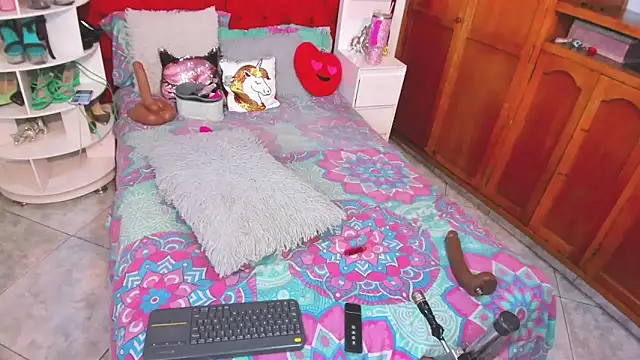 Snapshot of larafoxter chatting on 03/21/26, 11:48 larafoxter online show from 03/21/26, 11:48