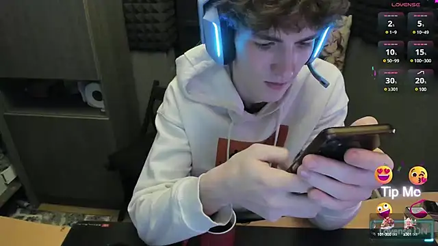 Snapshot of bambelbye chatting on 12/18/24, 01:34 bambelbye online show from 12/18/24, 01:34