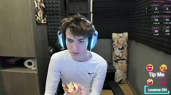 Snapshot of bambelbye chatting on 12/21/24, 02:15 bambelbye online show from 12/21/24, 02:15